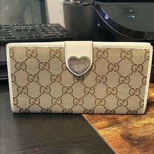 Gucci GG Monogram Heart long continental wallet in Beige canvas and White Trim